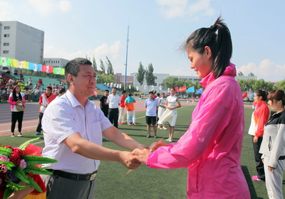 伟德国际bevictor经理代表团副团长郑旗为公司队员颁奖